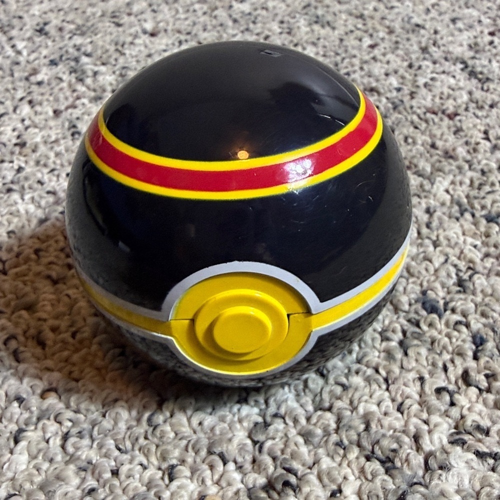 Vintage Pokémon Clip ‘n’ Carry Mewtwo Figure in Black Yellow Red Poké Ball - Picture 3 of 5